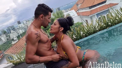 Cover for 'DE FERIAS NA COLOMBIA COM ESSA LATINA GOSTOSA QUE ADORA UMA FODA NA PISCINA | ELA ME MAMOU GOSTOSO ANTES DE ME DEIXAR FUDER SUA BUCETINHA'